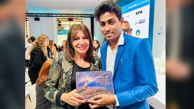 প্যারিসের মেয়র আন্নে ইদালগোর হাতেও তুলে দেওয়া হয় বইটির কপি