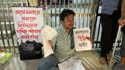 তিনি সবাইকে দলের কাগজপত্র দেখিয়ে বলছেন, সব থাকার পরও কেন তাকে নিবন্ধন দেওয়া হচ্ছে না