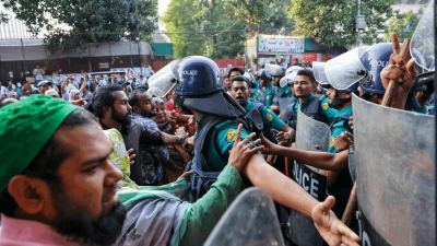 পুলিশের ব্যারিকেড ভেঙে শাহবাগ মোড় পার হওয়ার চেষ্টা করছেন শিক্ষকরা (ছবি: আহাদুল করিম খান)