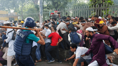 এক পর্যায়ে পুলিশ লাঠিচার্জ শুরু করে (ছবি: আহাদুল করিম খান)