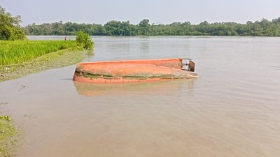 পশুর নদে নৌকা উল্টে আমেরিকা প্রবাসী নারী পর্যটক নিখোঁজ পশুর নদে নৌকা উল্টে আমেরিকা প্রবাসী নারী পর্যটক নিখোঁজ