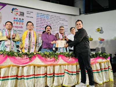 পুরস্কার গ্রহণ করছেন রবিউল ইসলাম জীবন