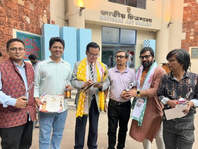 আজীবন সম্মাননায় ভূষিত জুয়েল আইচের সঙ্গে (বামে) পুরস্কারপ্রাপ্ত সাংবাদিক মাসুম অপু ও জনি হক, ডানে মাহমুদ মানজুর, পান্থ আফজাল ও মোস্তফা মতিহার