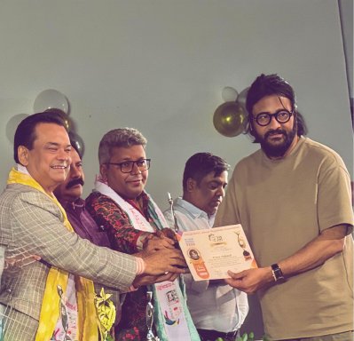 পুরস্কার গ্রহণ করছেন প্রিন্স মাহমুদ