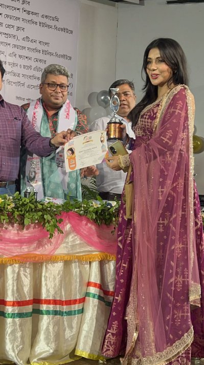 পুরস্কার গ্রহণ করছেন কাজী নওশাবা