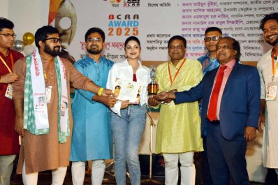 পুরস্কার গ্রহণ করছেন পরীমণি
