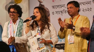 পুরস্কার গ্রহণ করে গাইছিলেন কণা