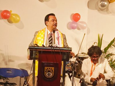 আজীবন সম্মাননা পেয়ে বক্তব্য রাখছেন জুয়েল আইচ