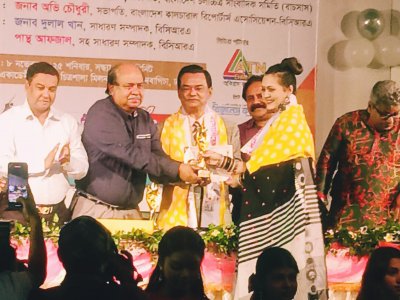 মা আনোয়ারার আজীবন সম্মাননা গ্রহণ করছেন মেয়ে মুক্তি