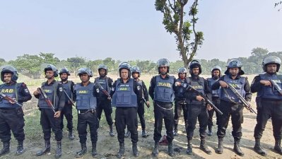 পদ্মার চরে ‘অপারেশন ফাস্ট লাইট’, কাকন বাহিনীর ২১ সদস্য গ্রেফতার পদ্মার চরে ‘অপারেশন ফাস্ট লাইট’, কাকন বাহিনীর ২১ সদস্য গ্রেফতার