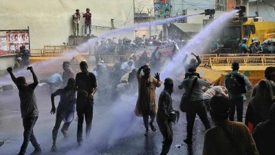 ৮ নভেম্বর পুলিশ শিক্ষকদের ওপর জলকামান এবং সাউন্ড গ্রেনেড নিক্ষেপ করে। ছবি: আহাদুল করিম খান/ঢাকা ট্রিবিউন