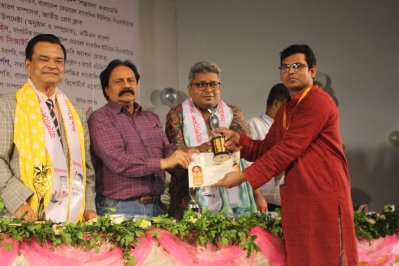 পুরস্কার গ্রহণ করছেন মো.জাহিদুল ইসলাম