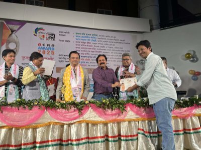 পুরস্কার গ্রহণ করছেন জনি হক