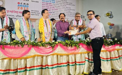 পুরস্কার গ্রহণ করছেন মাহমুদ মানজুর