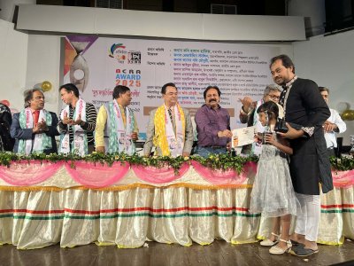 কন্যাকে সঙ্গে নিয়ে পুরস্কার গ্রহণ করছেন এফ আই দীপু