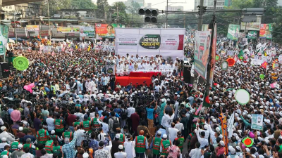 মঞ্চের সামনে উপস্থিত নেতাকর্মীরা (ছবি: নাসিরুল ইসলাম)