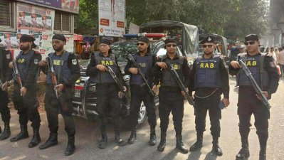 র‌্যাব সদস্যদের সতর্ক প্রহরা, ছবি: বাংলা ট্রিবিউন