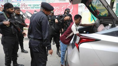 গাড়ি তল্লাশি করছেন র‌্যাব সদস্যরা, ছবি: বাংলা ট্রিবিউন