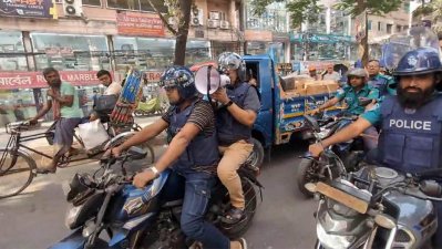 হ্যান্ড মাইকে জনগণকে সতর্ক করছে টহল পুলিশ, ছবি: বাংলা ট্রিবিউন