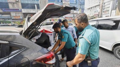 চেকপোস্ট বসিয়ে ডিএমপির তল্লাশি (ছবি: নাসিরুল ইসলাম)