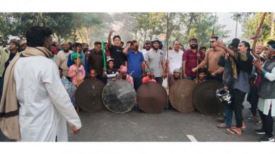 ঢাকা-খুলনা মহাসড়কে দেশীয় অস্ত্র রামদা, ঢাল-সড়কি হাতে মহাসড়কে অবস্থান করেন আওয়ামী লীগ নেতাকর্মীরা