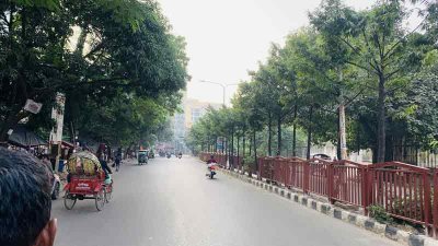 বিকাল ৪টার দিকে বসুন্ধরা সিটি শপিং কমপ্লেক্সর সামনের রাস্তা