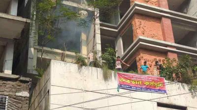 আওয়ামী লীগের কেন্দ্রীয় কার্যালয়ে অগ্নিসংযোগ ও ভাঙচুরে করা হয়