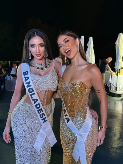 সতীর্থদের সঙ্গে মিথিলা