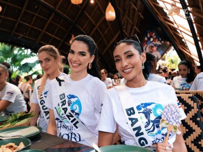 প্রতিযোগীদের সঙ্গে মিথিলা