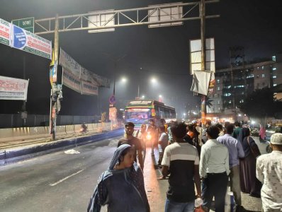 বাসের জন্য অপেক্ষমান যাত্রীরা