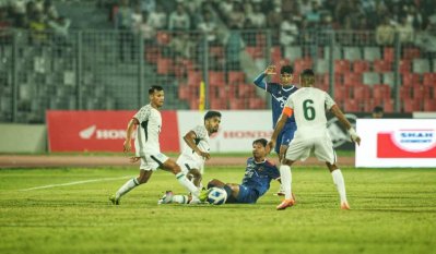 ম্যাচের একটি মুহূর্তে দুই দলের খেলোয়াড়রা