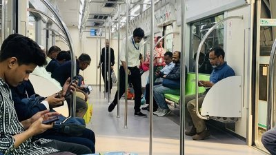মেট্রোরেলে যাত্রীদের ভিড় তুলনামূলক খুবই কম