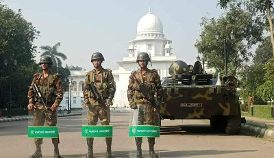 মোতায়েন করা হয়েছে সেনাবাহিনী (ছবি: নাসিরুল ইসলাম)
