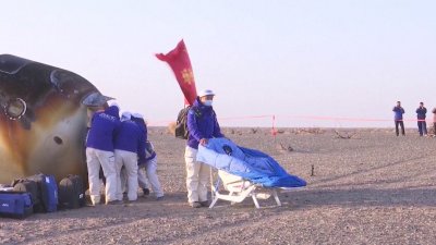 মহাকাশে ২০৪ দিন কাটিয়ে পৃথিবীতে ফিরলেন চীনা নভোচারীরা
