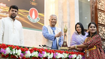 পুরস্কার গ্রহণ করছে জেলা পর্যায়ের আরেক বিজয়ী