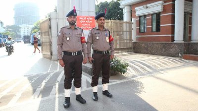প্রাথমিকভাবে ঢাকা মেট্রোপলিটন পুলিশসহ (ডিএমপি) সব মেট্রোপলিটনে নতুন ইউনিফর্ম চালু হচ্ছে (ছবি: নাসিরুল ইসলাম)