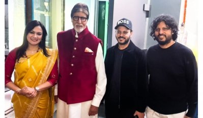 প্রযোজক শিরিন সুলতানা, অমিতাভ বচ্চন, আবু হায়াত মাহমুদ ও সিনেমাটোগ্রাফার অমিত রায়