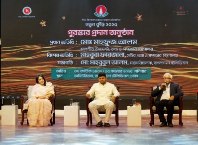 মঞ্চে মাহবুবা ফারজানা, মোঃ মাহফুজ আলম ও মো: মাহবুবুল আলম