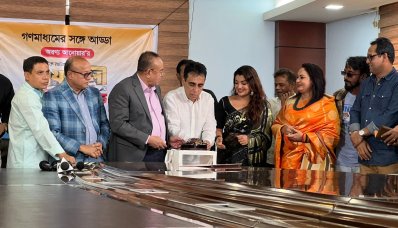 সংবাদ সম্মেলনে কেক কেটে নাটকটির সম্প্রচার ঘোষণা