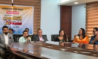 সংবাদ সম্মেলনে বক্তব্য রাখছেন নির্মাতা