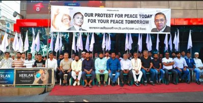 সাদা পতাকা হাতে অবস্থান নিয়েছে জাতীয়তাবাদী যুবদল, স্বেচ্ছাসেবক ও ছাত্রদলের নেতাকর্মীরা