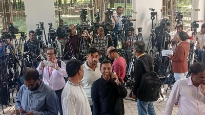 ট্রাইব্যুনালের সামনে জুলাই শহীদদের স্বজনদের ভিড়