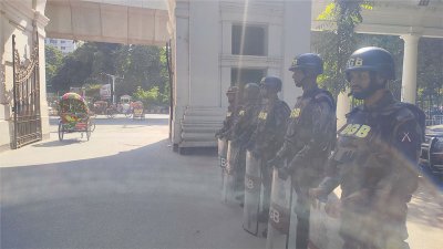 পুলিশ সদস্যদের পাশাপাশি সেনা ও বিজিবির বিশেষ নিরাপত্তা টিম সেখানে অবস্থান নিয়েছে