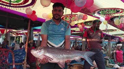এবারের মেলায় নজর কেড়েছে ২২ কেজি ওজনের এক বিশাল কাতলা