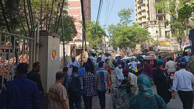 এক কোর্ট থেকে অন্য কোর্টে যাওয়ার সময় ভিড়ের সুযোগ নেয় পকেটমার ও ছিনতাইকারীরা