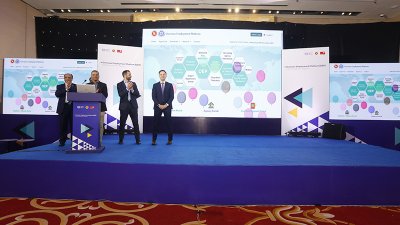 বক্তব্য দিচ্ছেন আসিফ নজরুল