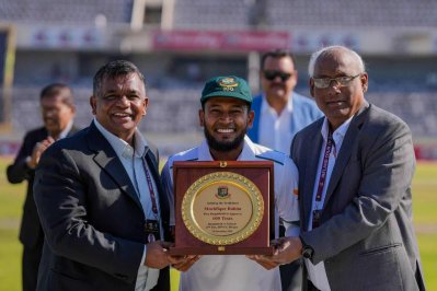 সম্মাননা ক্রেস্ট তুলে দিচ্ছেন বিসিবি সভাপতি আমিনুল ইসলাম বুলবুল ও বিসিবি পরিচালক নাজমুল আবেদীন।