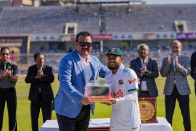 মুশফিককে স্মারক ক্যাপসহ বিশেষ বক্স তুলে দেন আকরাম খান।