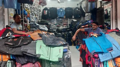 স্থানীয় দোকানেও বিক্রি হয় সৈয়দপুরের গার্মেন্টসে তৈরি পোশাক