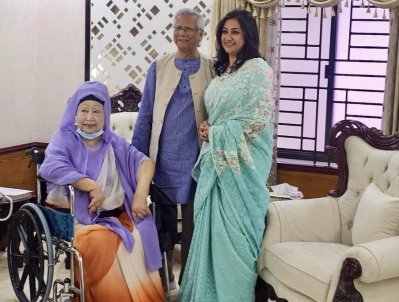 ছবিতে বিএনপি চেয়ারপারসন ও সাবেক প্রধানমন্ত্রী বেগম খালেদা জিয়ার সঙ্গে তার ছোট ছেলে প্রয়াত আরাফাত রহমান কোকোর স্ত্রী সৈয়দা শর্মিলা রহমান এবং অন্তর্বর্তী সরকারের প্রধান অধ্যাপক মুহাম্মদ ইউনূস